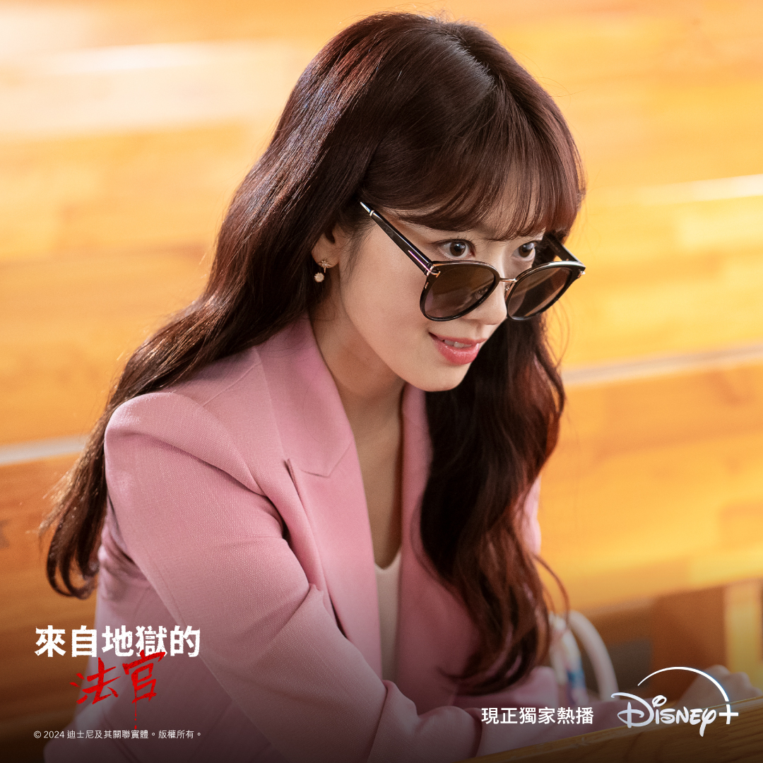 在劇中朴信惠擁有紫色瞳孔，笑起來更是讓人不寒而慄挑戰觀眾對善惡的既定印象。