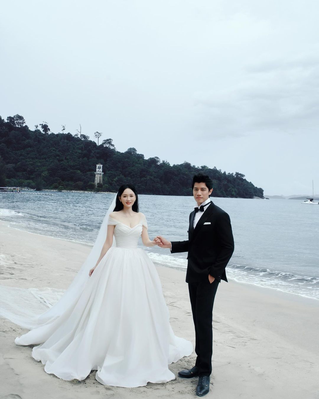 陳喬恩過去曾在戲裡穿了200次婚紗，今次終於真正穿上了自己的婚紗。