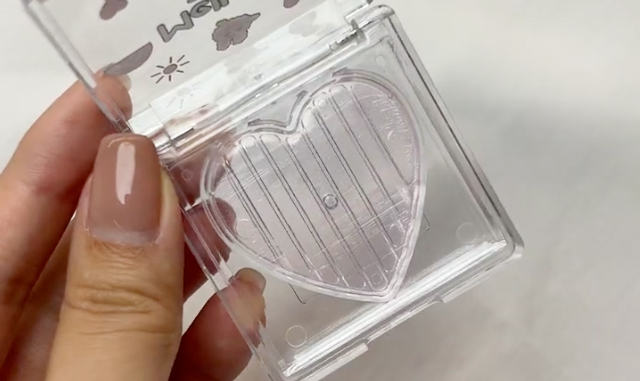 質地：透明帶有淺粉色。