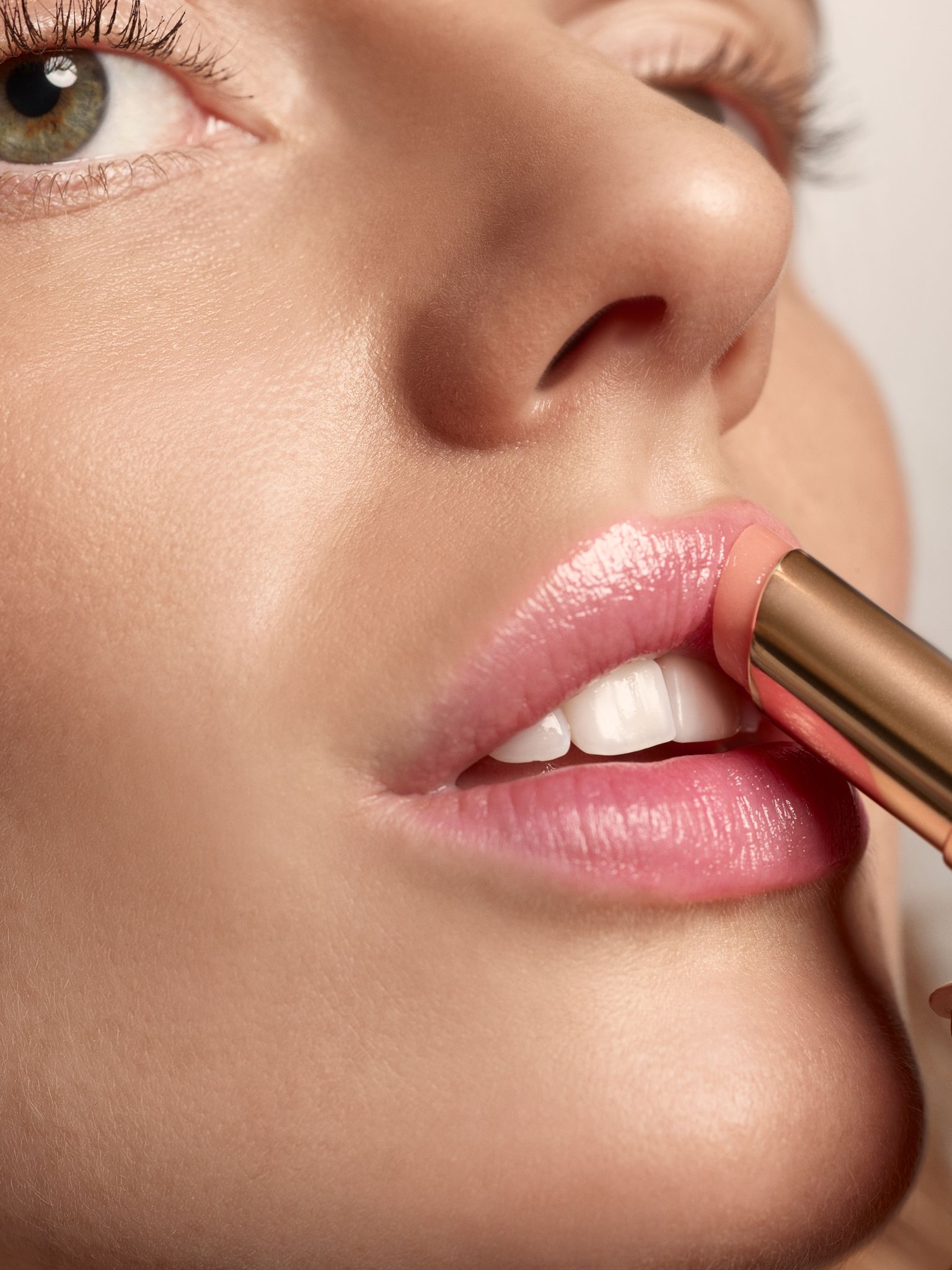 #2 PINK GLOW玩味粉紅色，能隨唇部肌膚的酸鹼值（pH）變奏出個人魅力唇色。