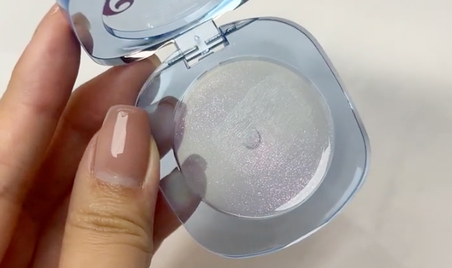 質地：透明帶有粉色閃粉。