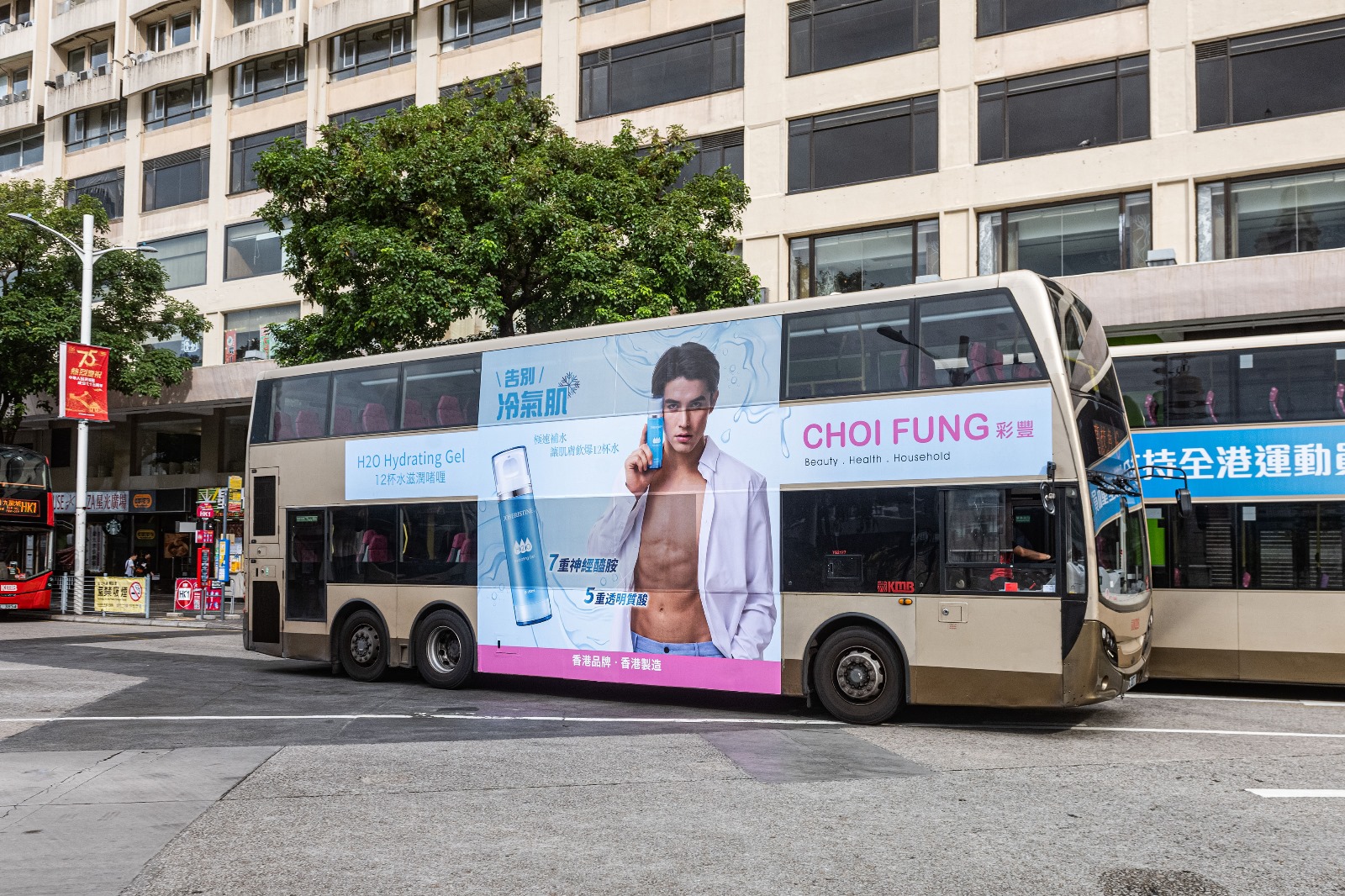 搭巴士就被Choi Fung的廣告海報騷肌男神JOAO吸引！