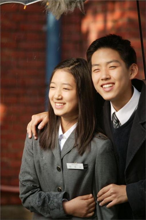 朴信惠在《天國的階梯》飾演崔智友的童年角色「小靜書」