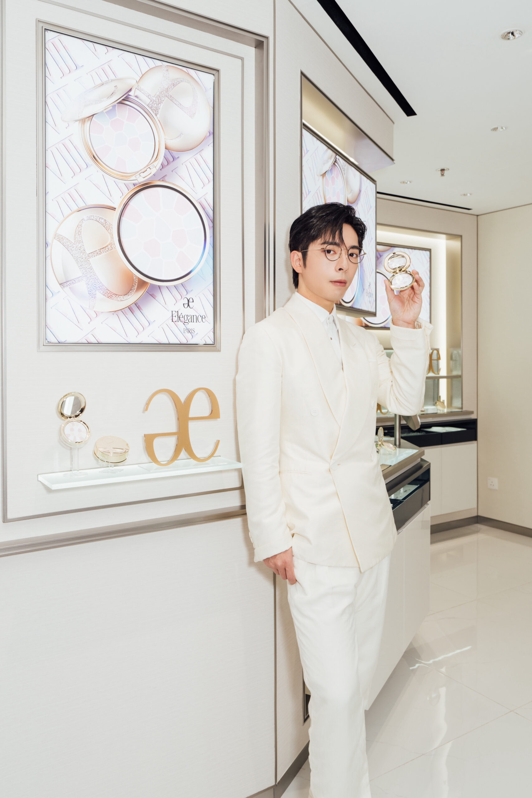 Edan呂爵安大推ALBION全新超人氣新品「Elégance La Poudre極緻定妝蜜粉餅VIII 」。