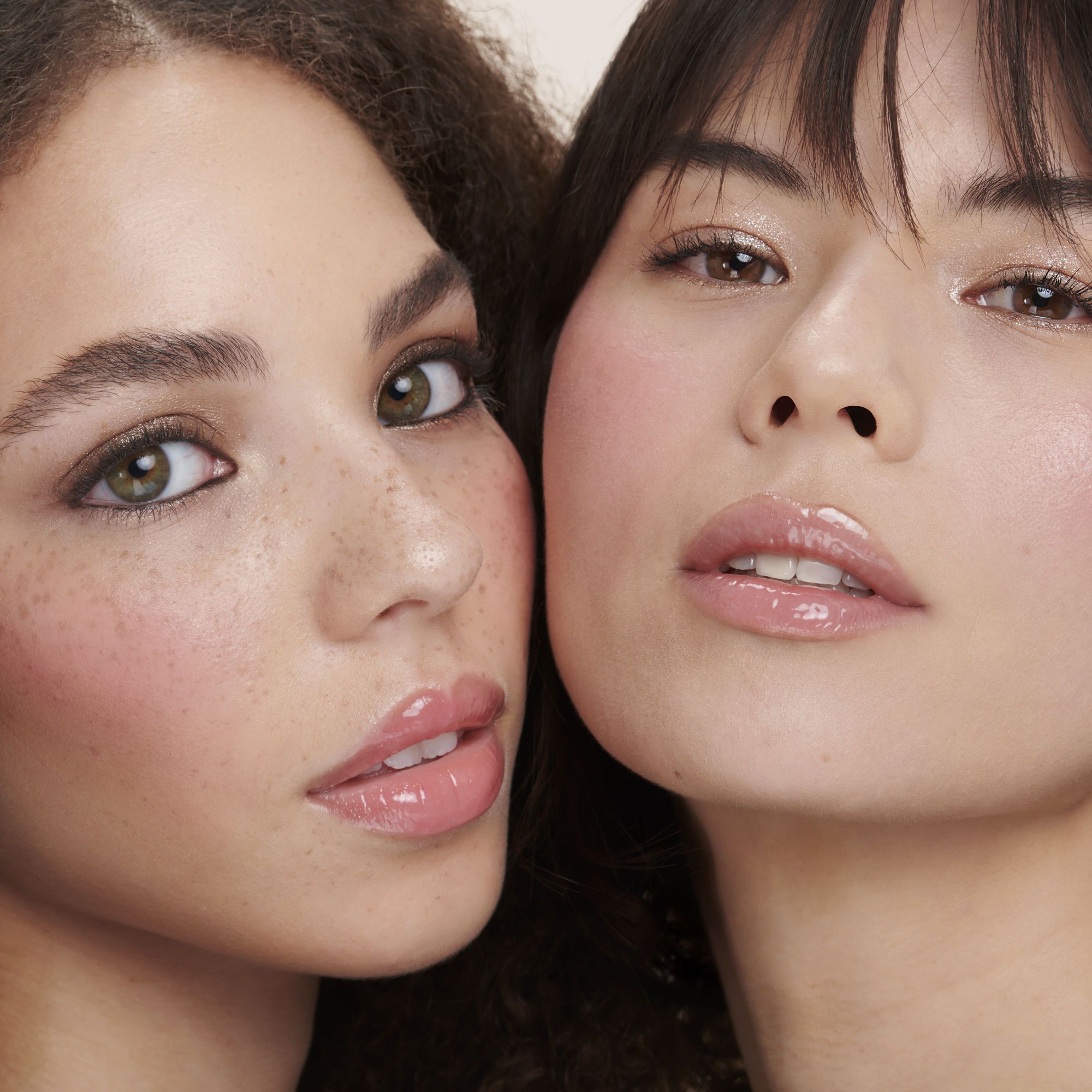 強效鎖水保濕長達24小時，讓豐唇透現光澤。