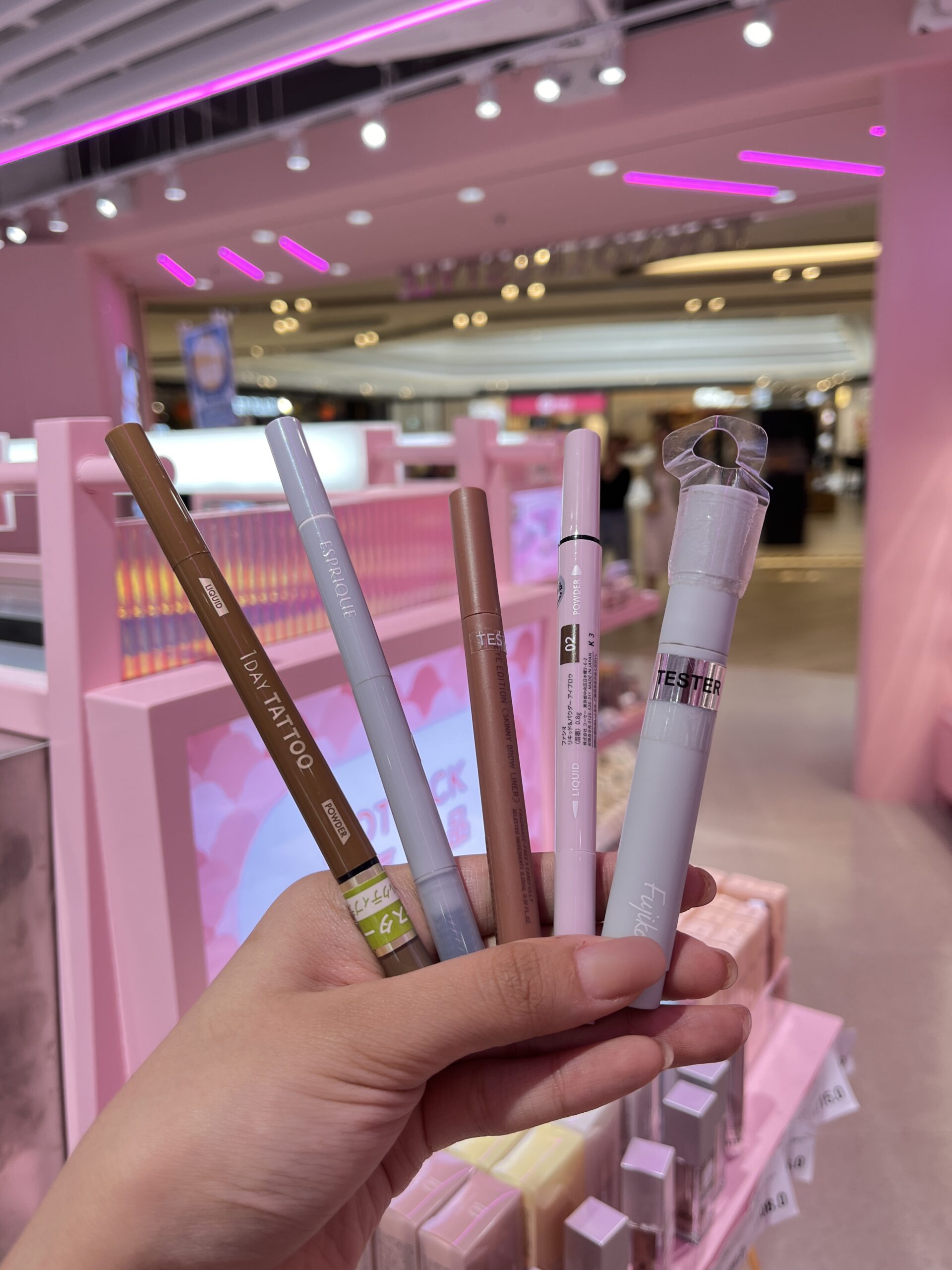 美編上手實試液體眉筆。