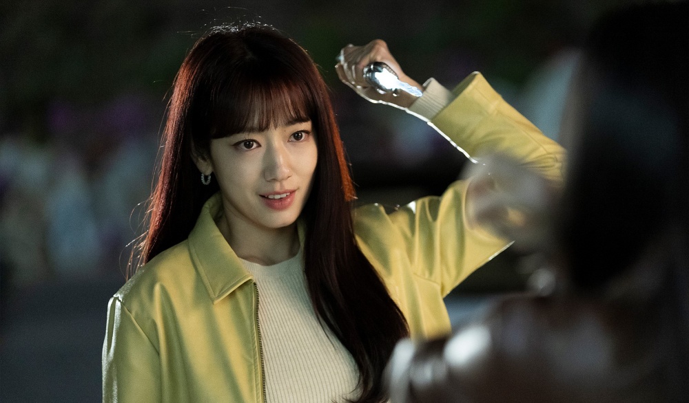 朴信惠在劇中化身來自地獄的惡魔法官。