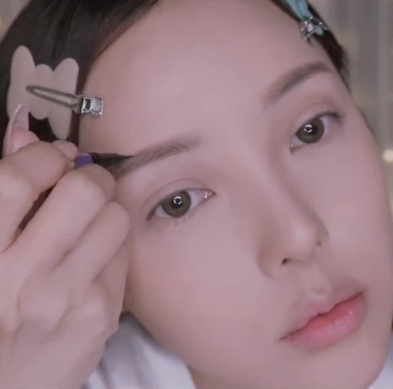 用眉筆在前端位置畫出紋理。