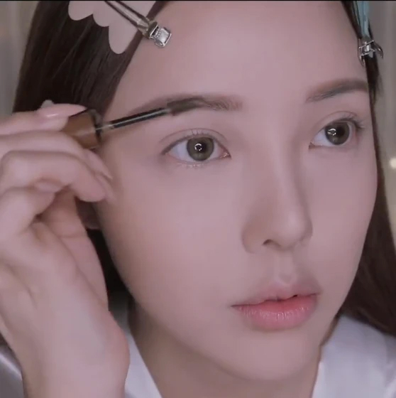 然後用染眉膏修飾眉型。