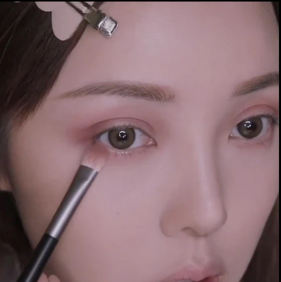 用栗子啡色系眼影加深暈染。