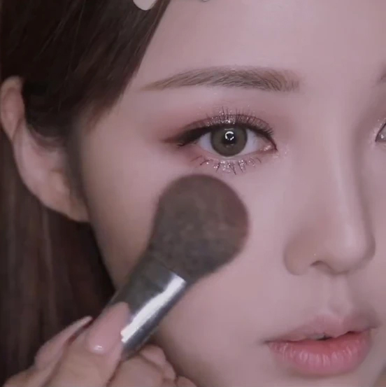 以少量多次方式把胭脂的暈染於眼睛下方的位置。