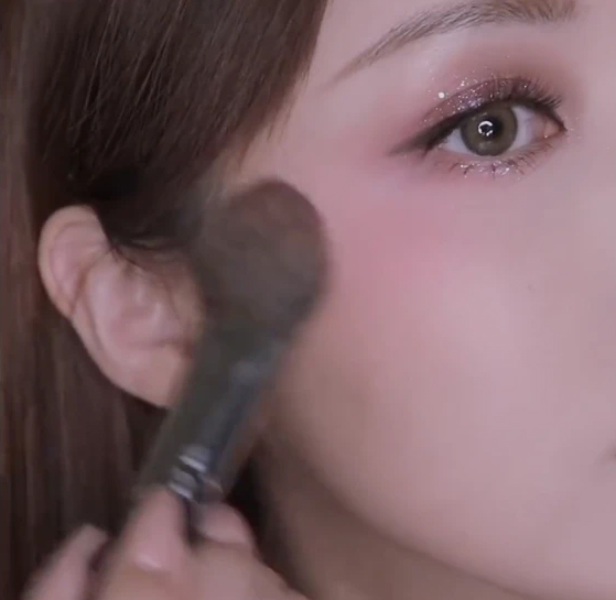 睛下方的位置。臉頰上的胭脂顏色和眼妝有連接性。