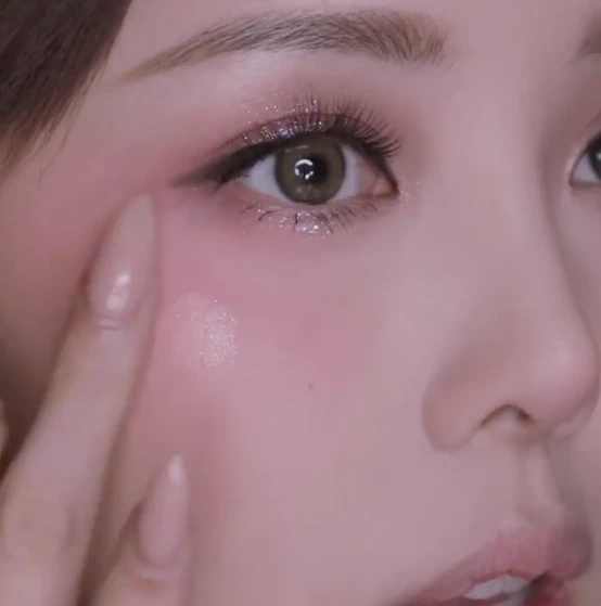 掃上胭脂後，也可以再印上光影加強效果。