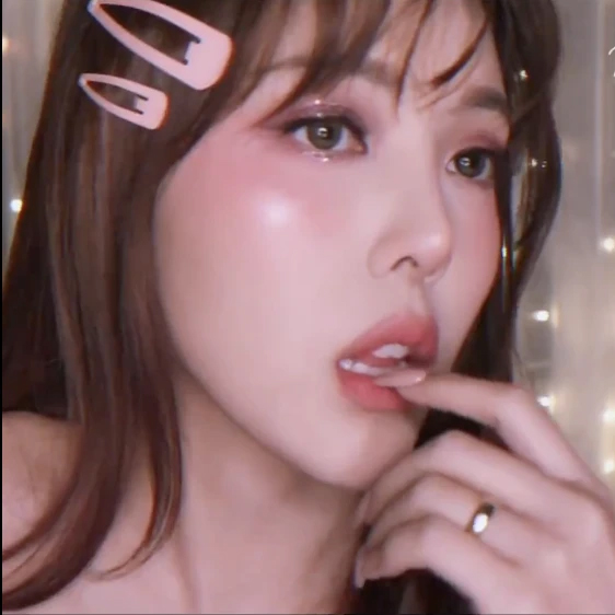 選用質地水潤有光澤的唇膏，有助避免產生唇紋。