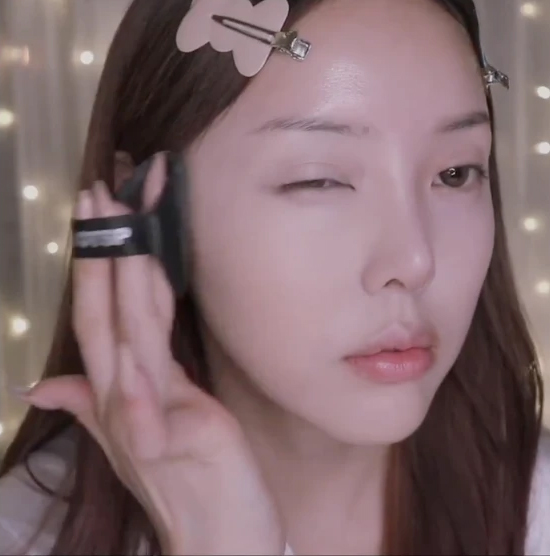 先用氣墊粉餅上底妝，然後用刷具沾取適量的遮瑕膏。