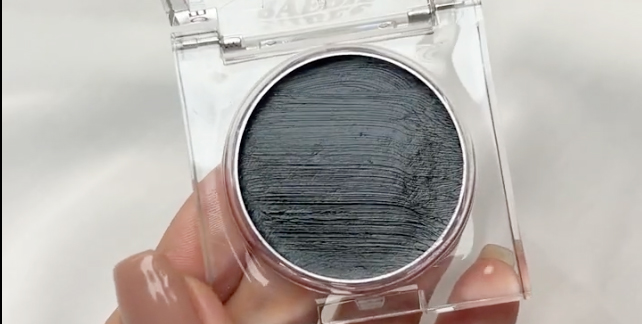 質地：全黑質地，可搽上面部肌膚和嘴唇。