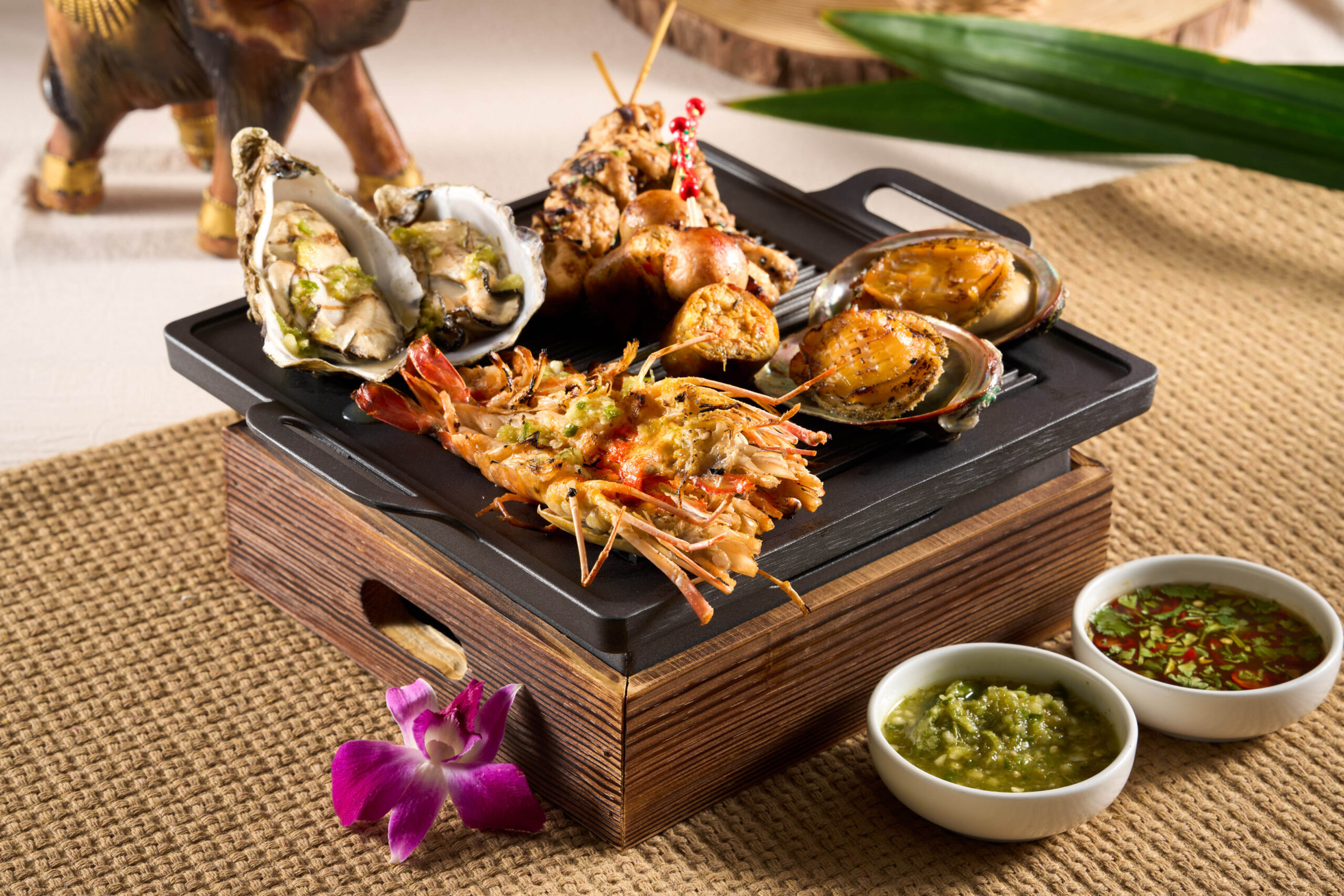 5款泰香燒烤：香燒生蠔、鮑魚、大頭蝦配泰式醬汁、香燒雞肉串和香燒泰式香腸。