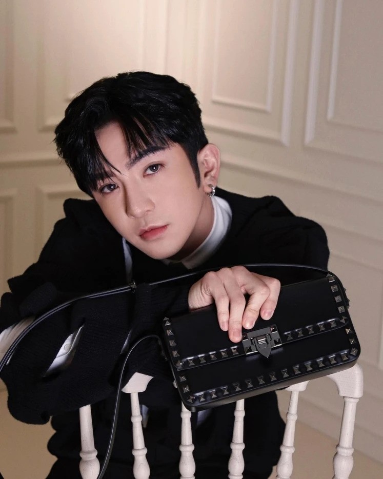 全黑 Rockstud23 選用精緻光滑的牛皮,予人感覺非常型格。