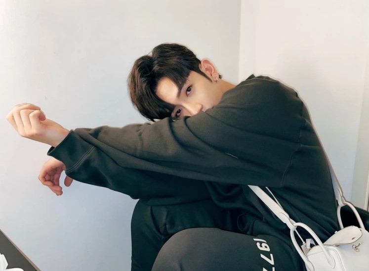 還有同款全白色銀扣的 Mini Lindy 手袋。