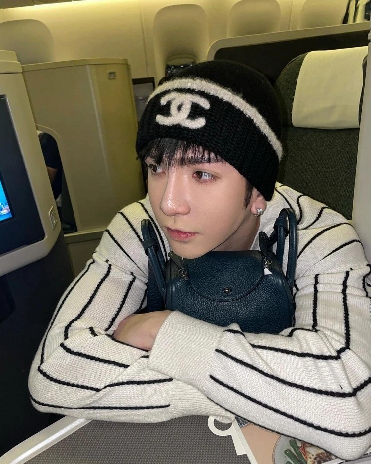 Anson Lo 揹了 Hermès Lindy Mini 手袋上機。