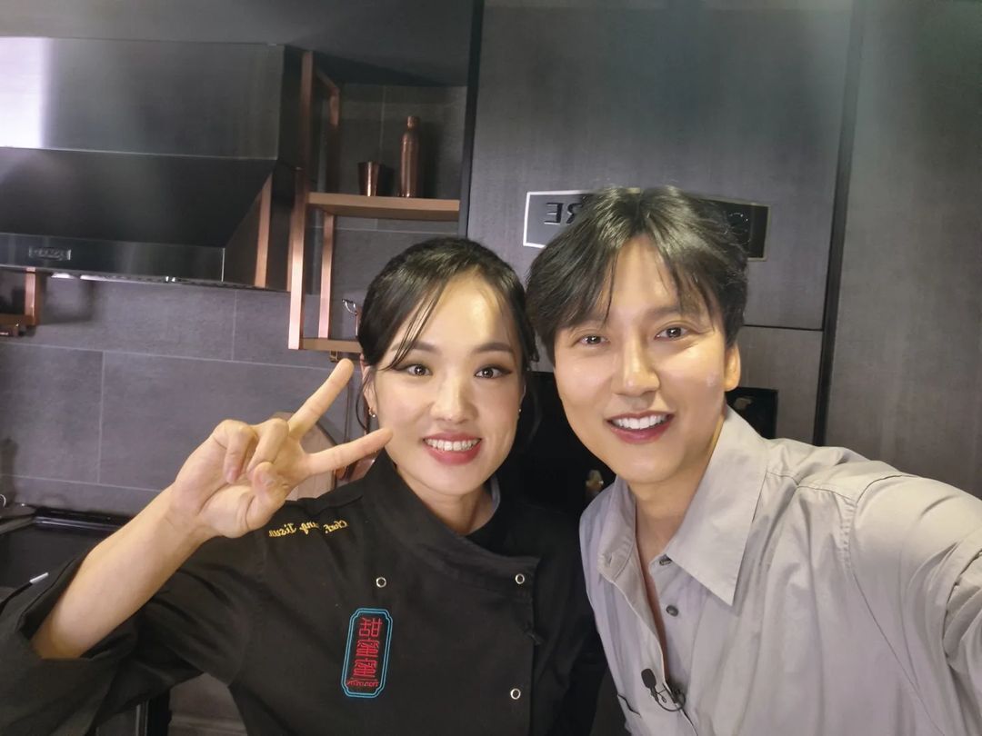 鄭智善大膽的粗眼線令她盡顯霸氣。