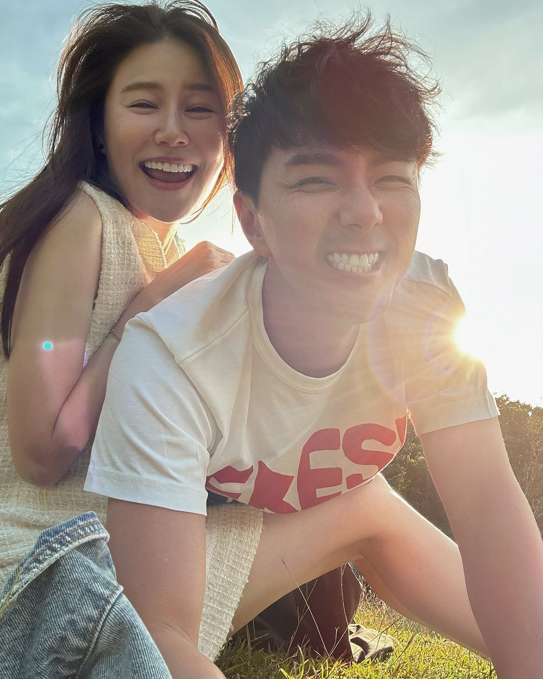 黃翠如貼出與蕭正楠的合照，在彩虹下的兩人均露出幸福的笑容。