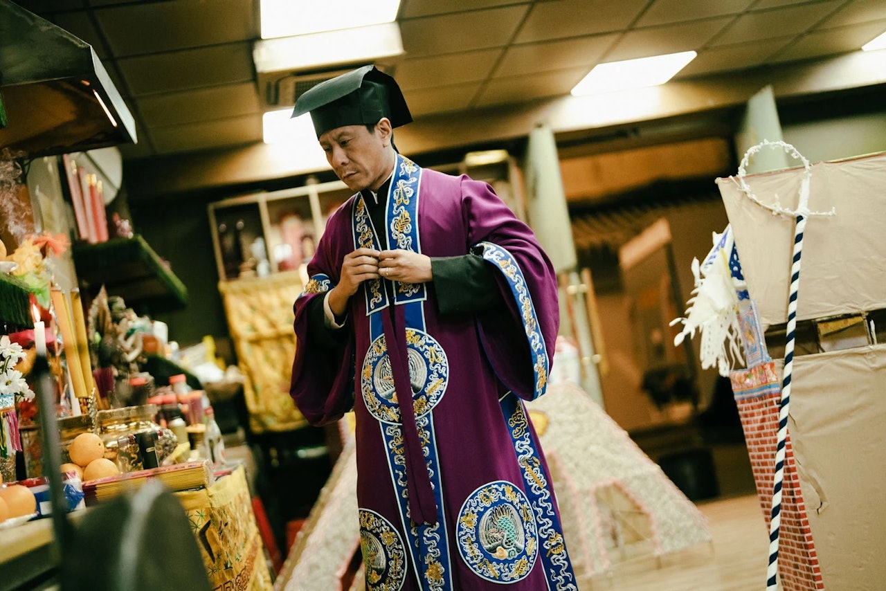 眼淚不要滴在先人身上，先人會捨不得離開的。