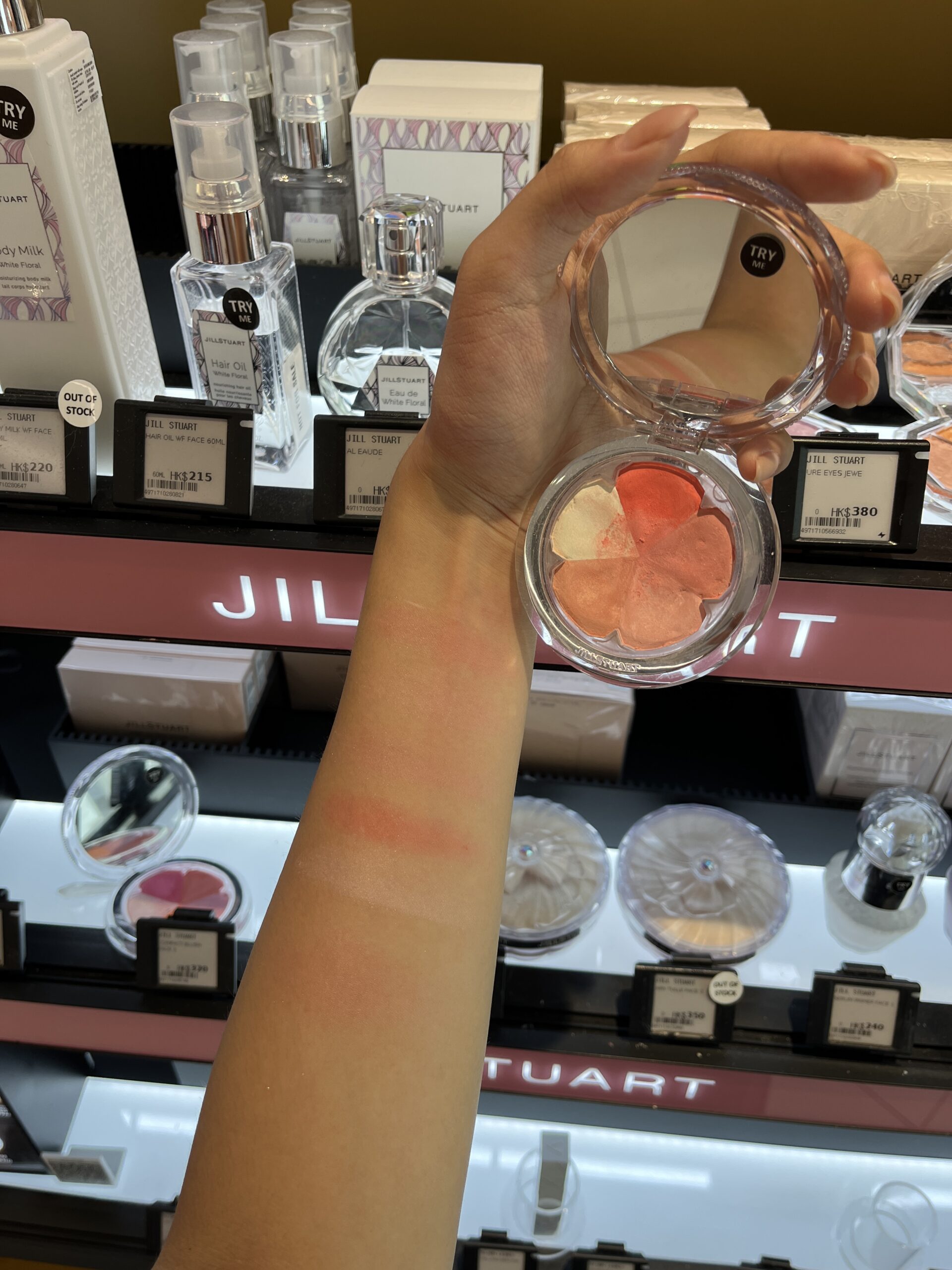 一盤擁有收縮色、膨脹色、氛圍色胭脂。