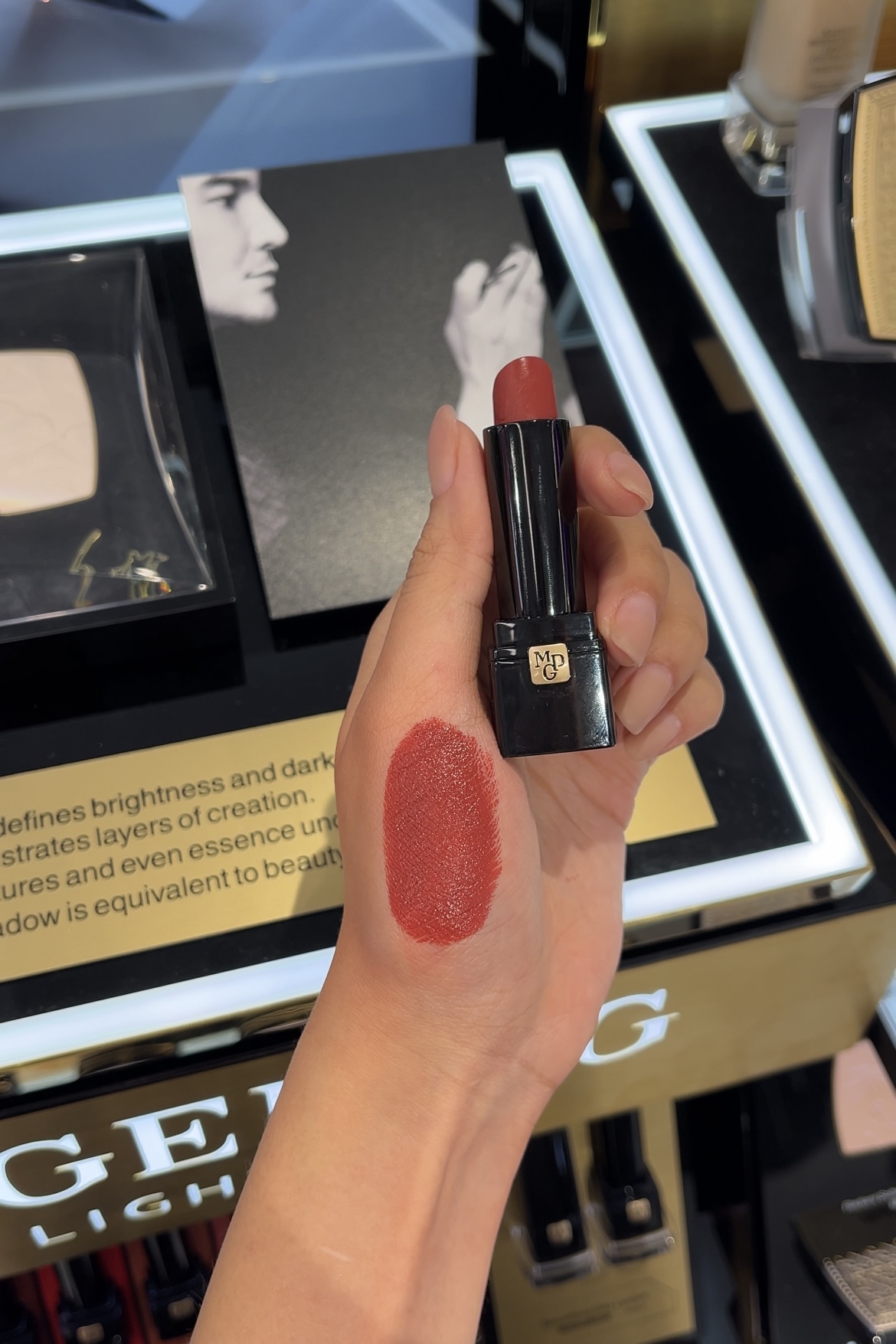 百搭紅棕色能搭配不同造型。