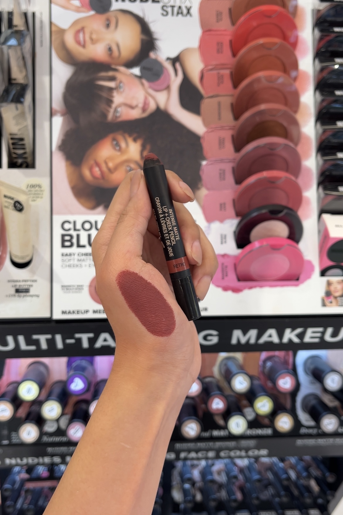 乾燥玫瑰調紅棕營造秋冬清冷感。