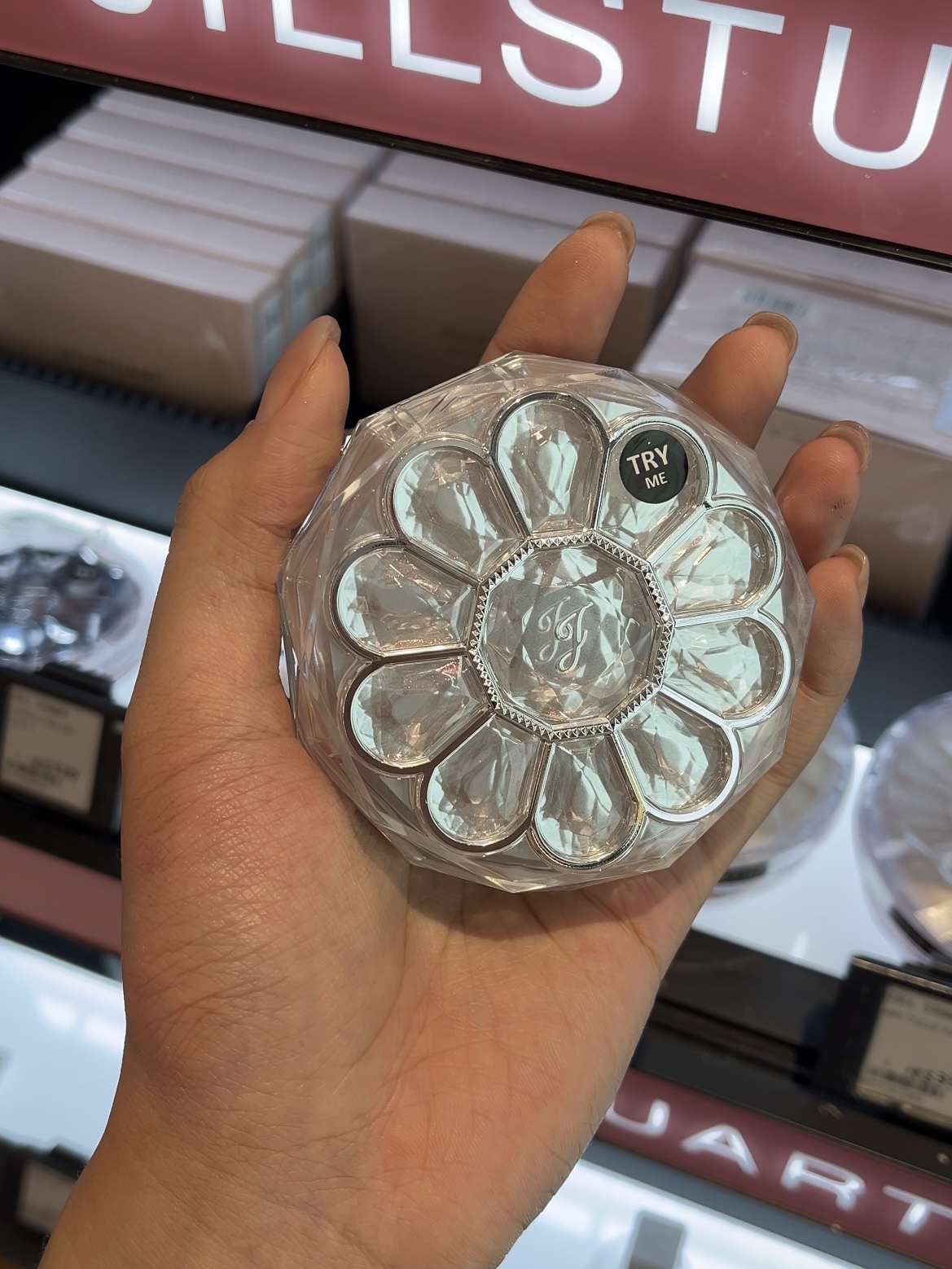 水晶盒般的包裝。