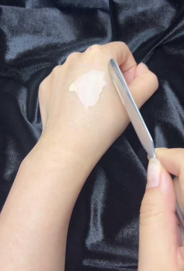 易推程度：高，可輕鬆推開粉底。