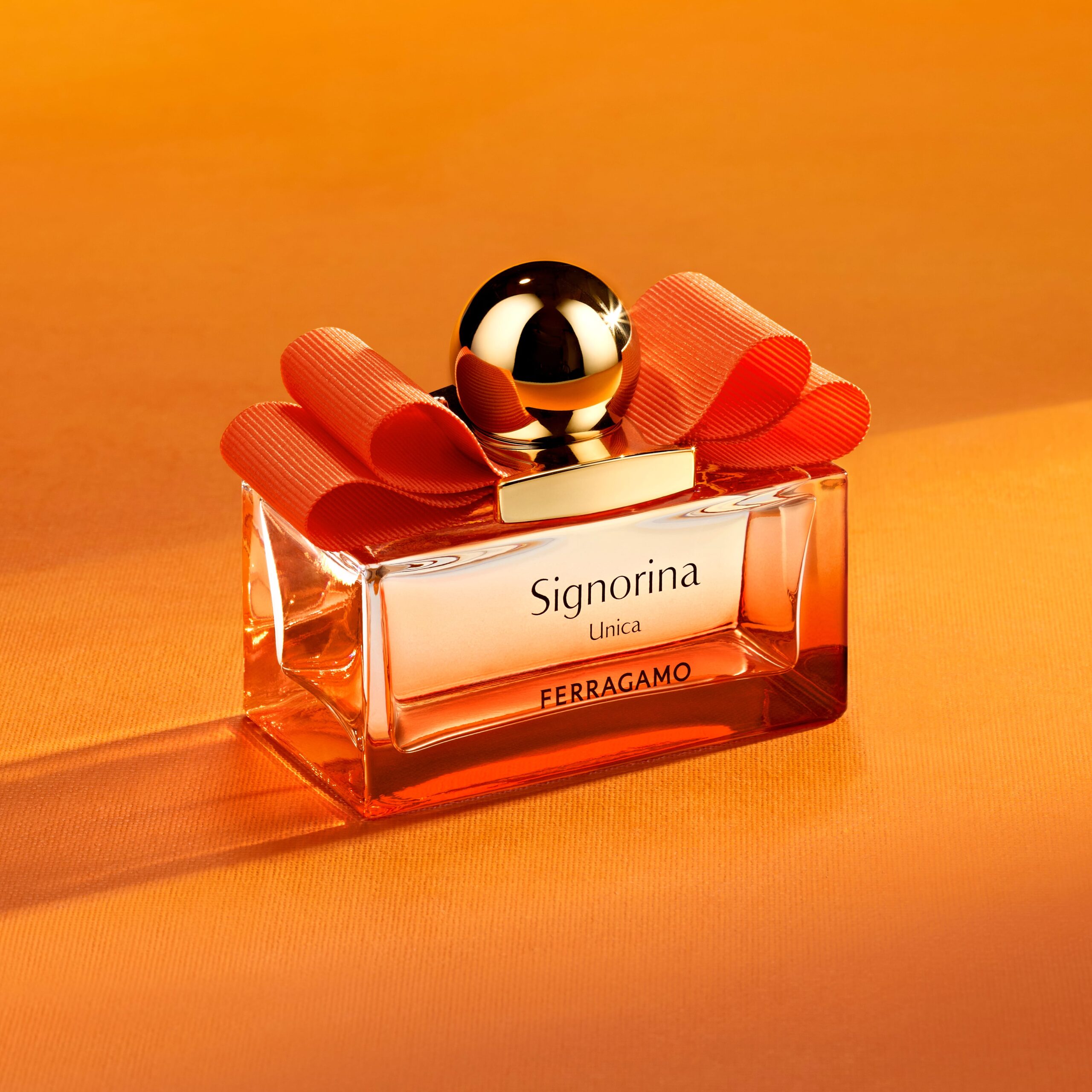 FERRAGAMO全新「Signorina Unica橙光伊人」