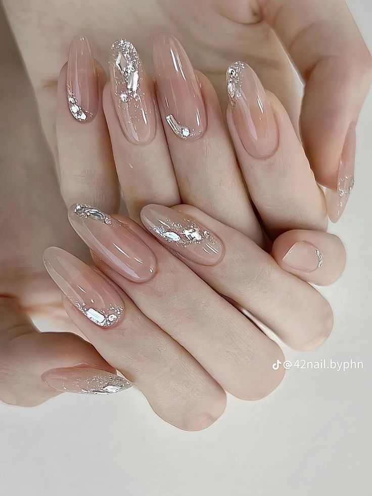 亮片點綴美甲。