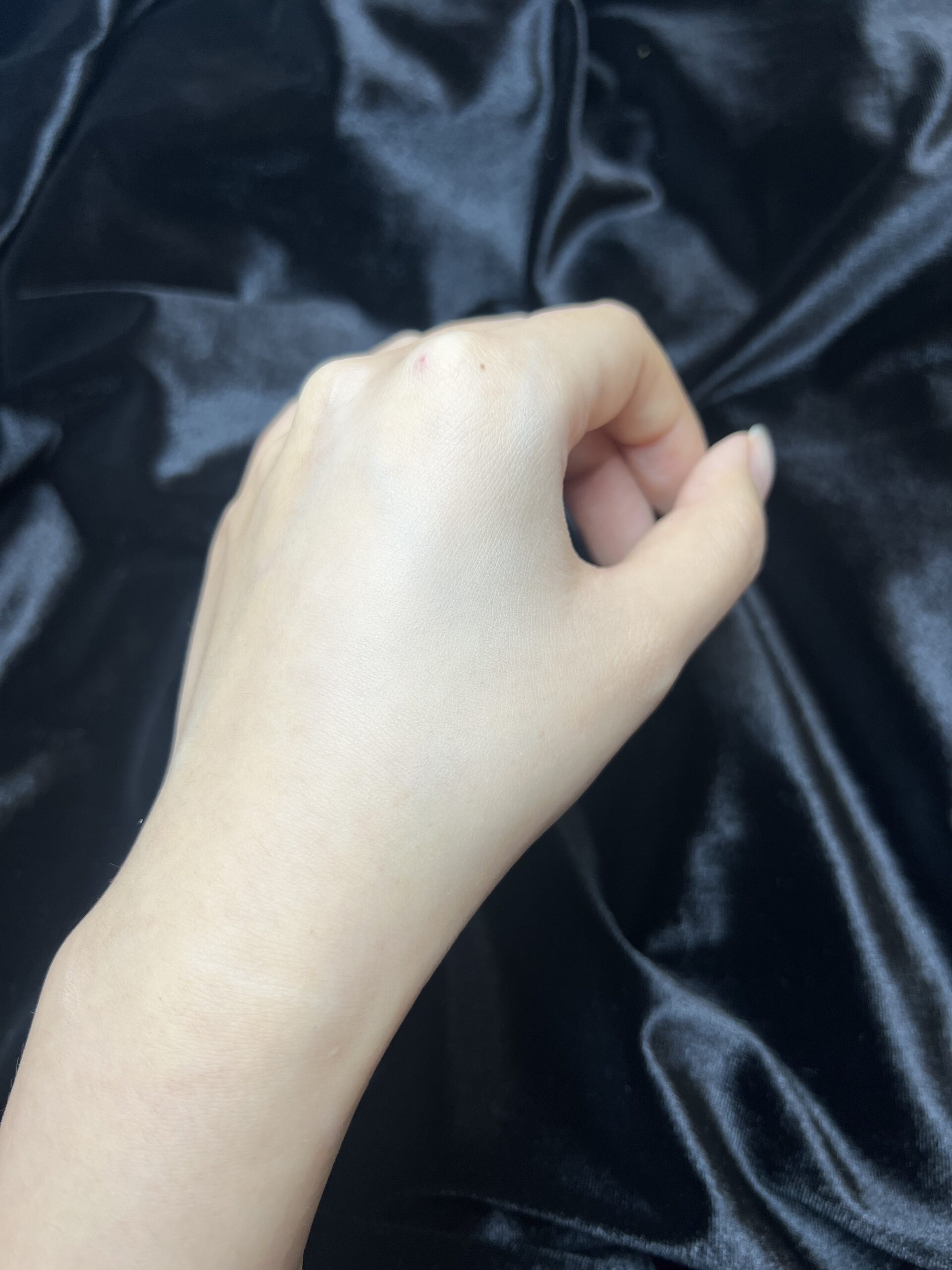 上妝效果：妝感較為自然，遮瑕力較弱.