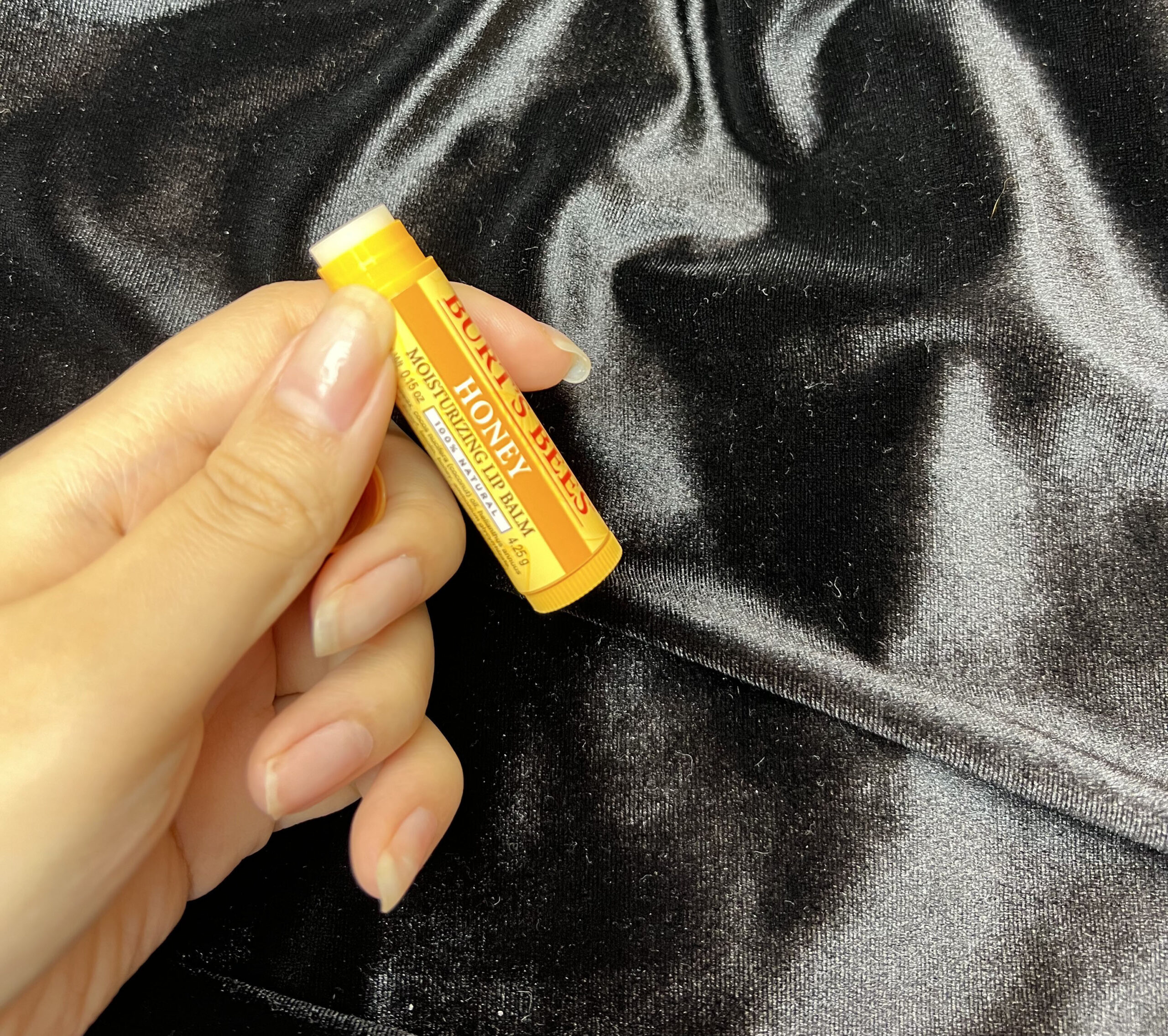 burt's bees 蜂蜜皇牌潤唇膏圓柱體設計，帶有淡淡的蜂蜜香味。