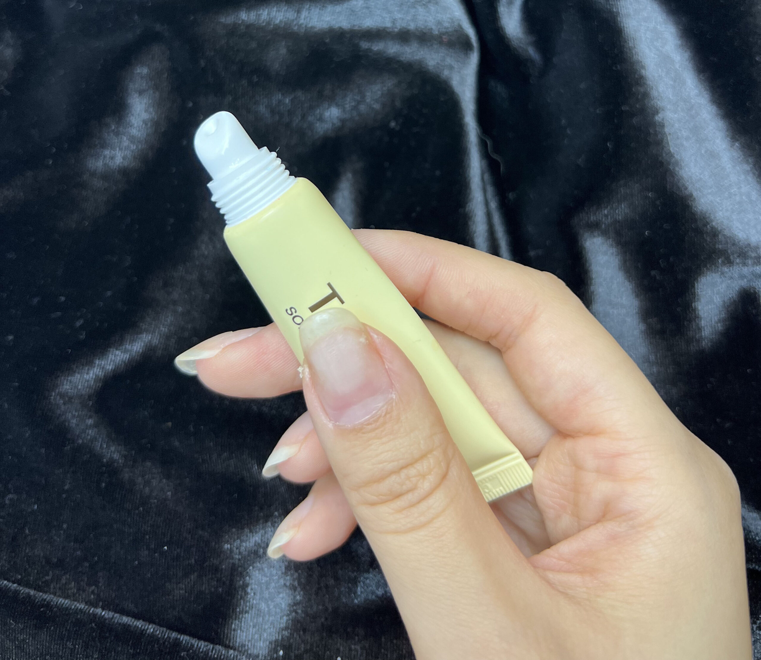 Revlon 磨砂潤唇膏軟管裝設計。