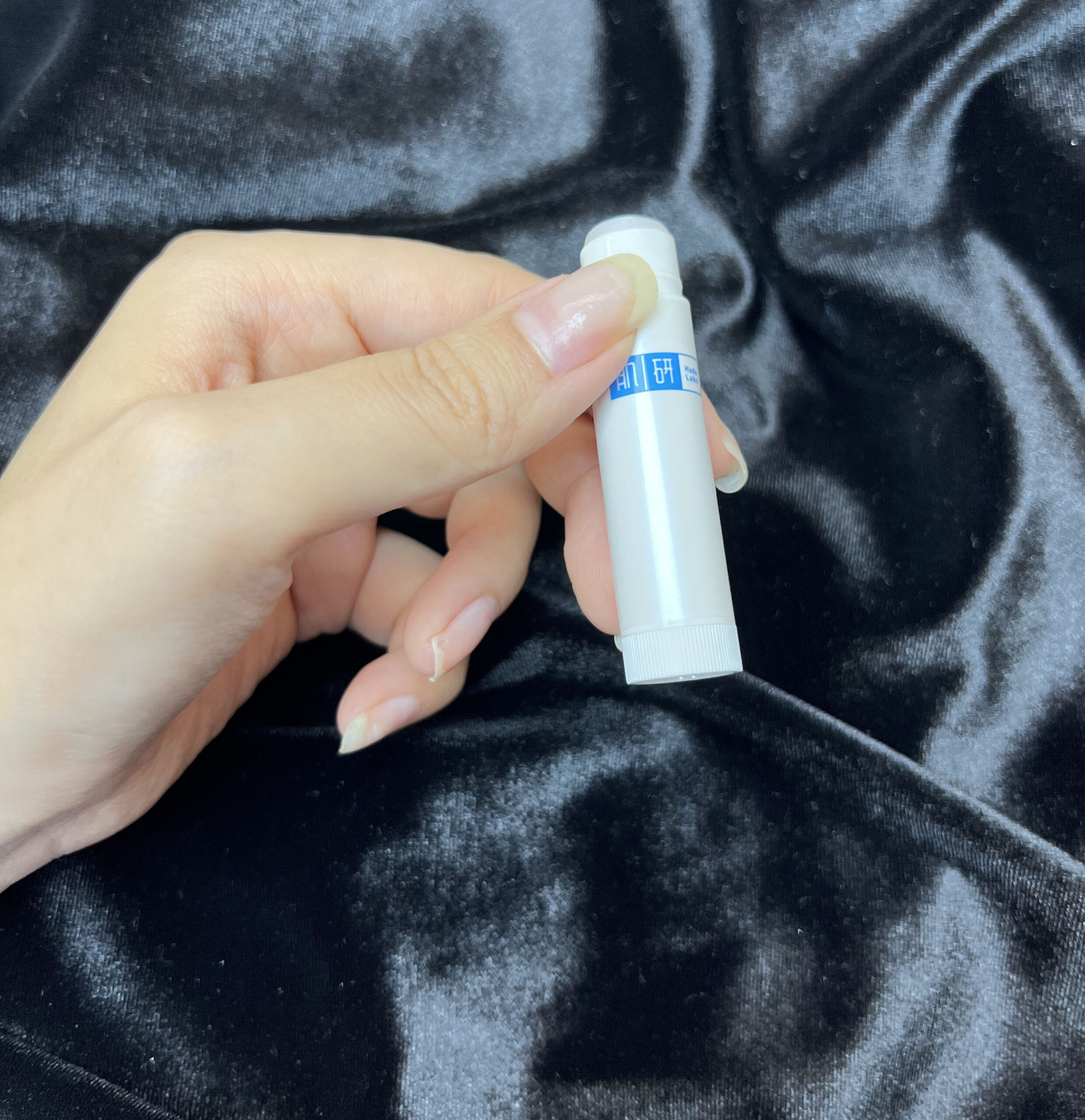 肌研 極潤保濕潤唇膏圓柱體設計。