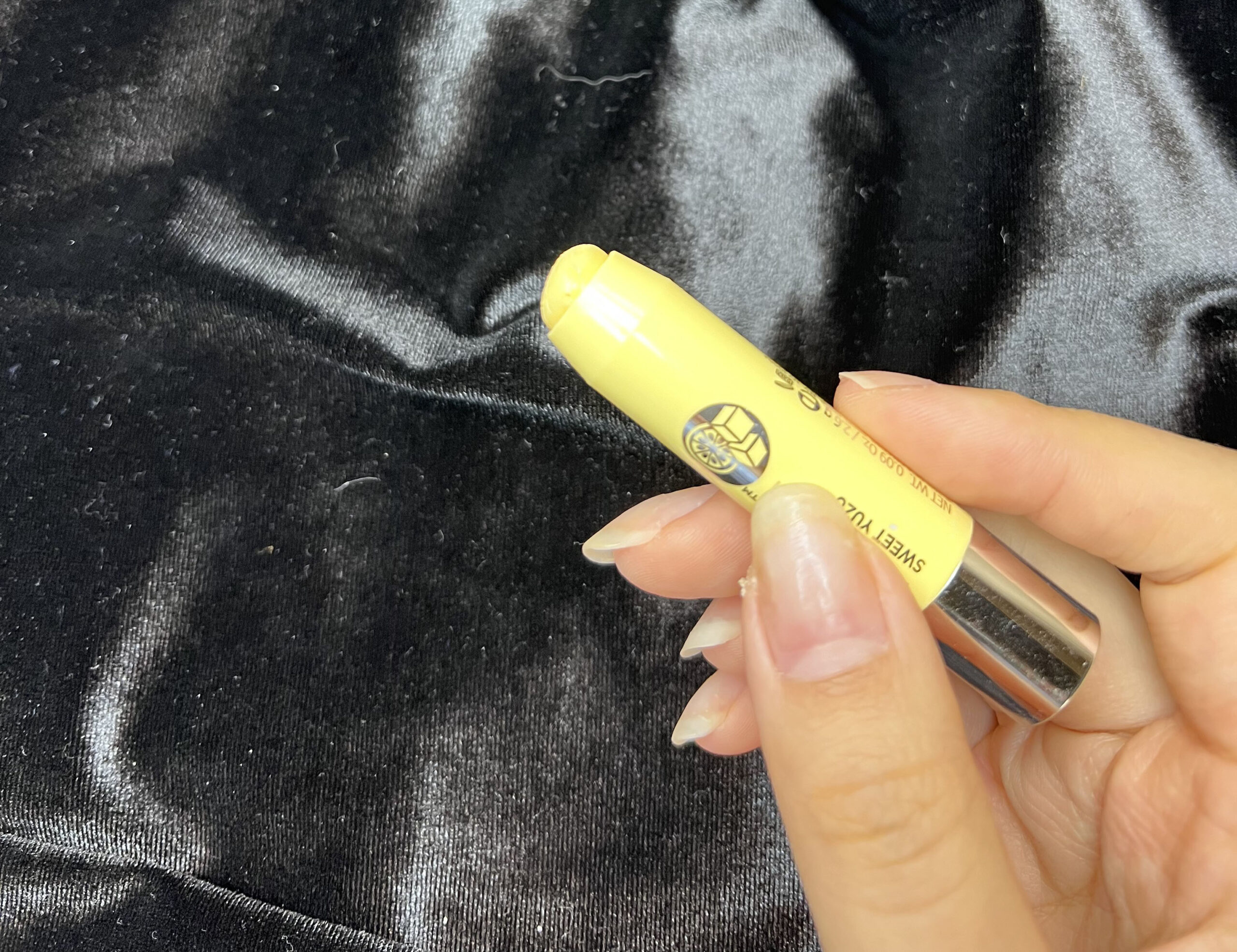 Revlon 磨砂潤唇膏 圓柱體設計。