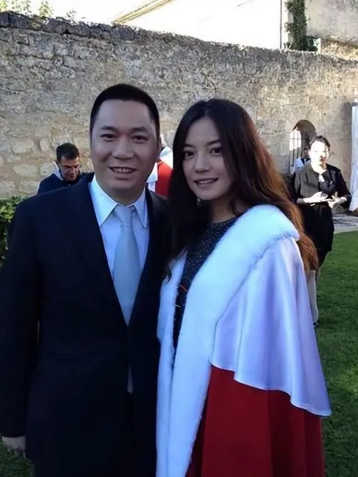 最近有傳趙薇老公黃有龍疑似婚內出軌。