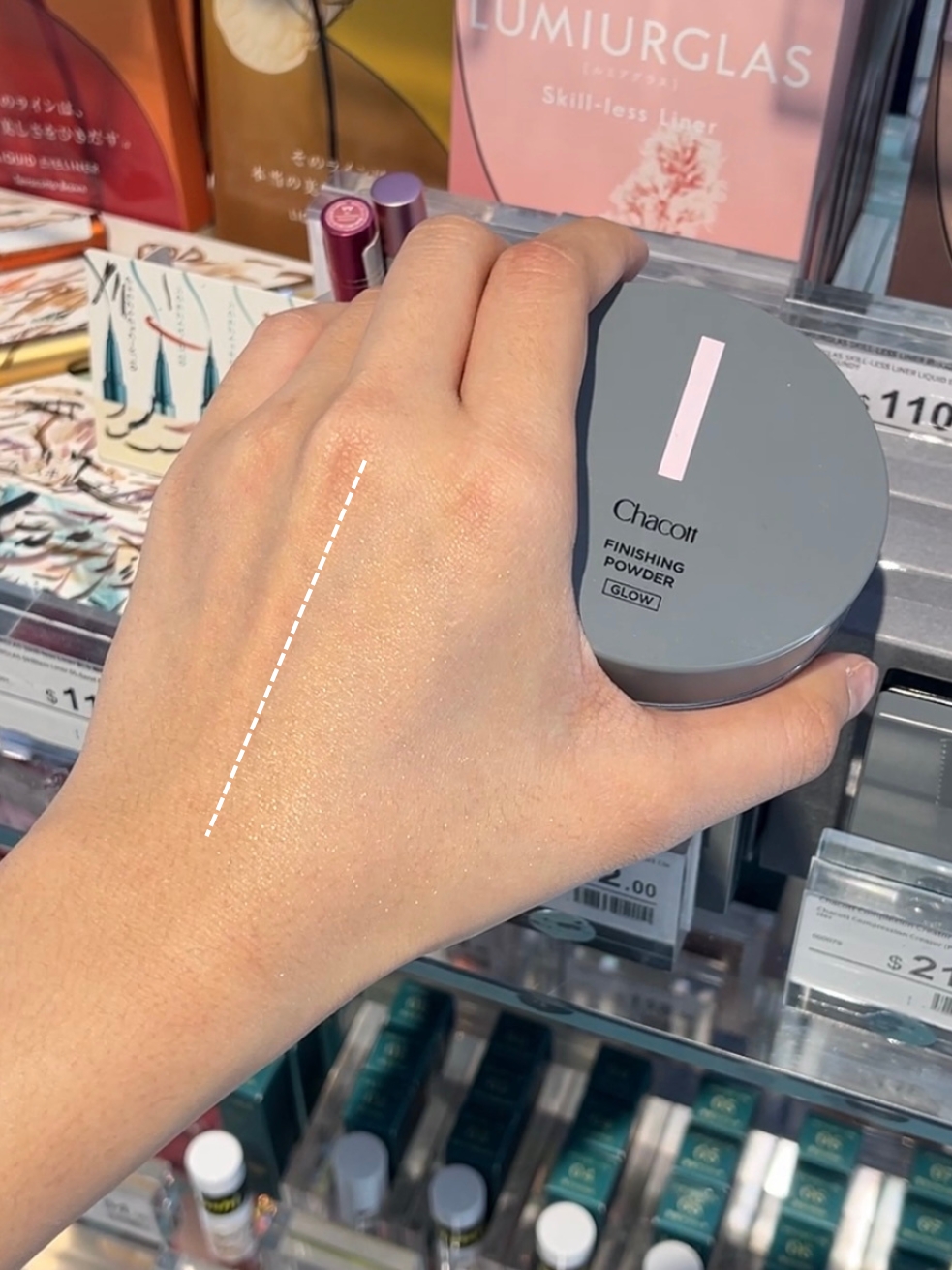 微微亮閃令皮膚有光澤感。