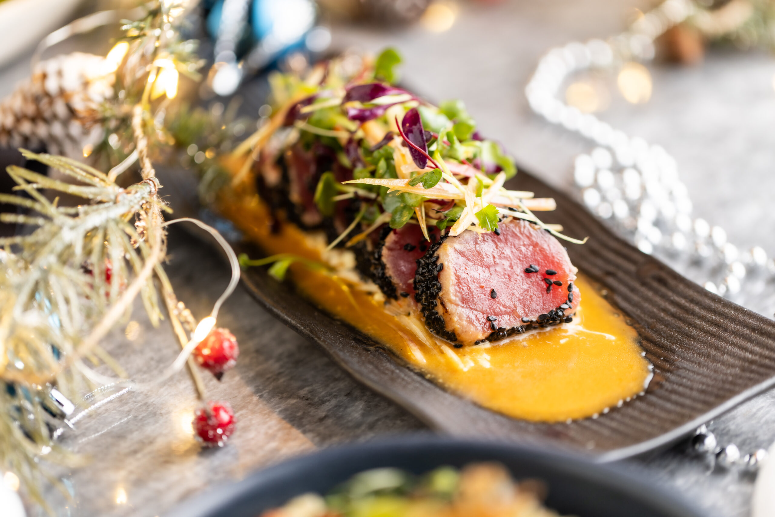 慢煮和牛牛小排配黑胡椒醬。