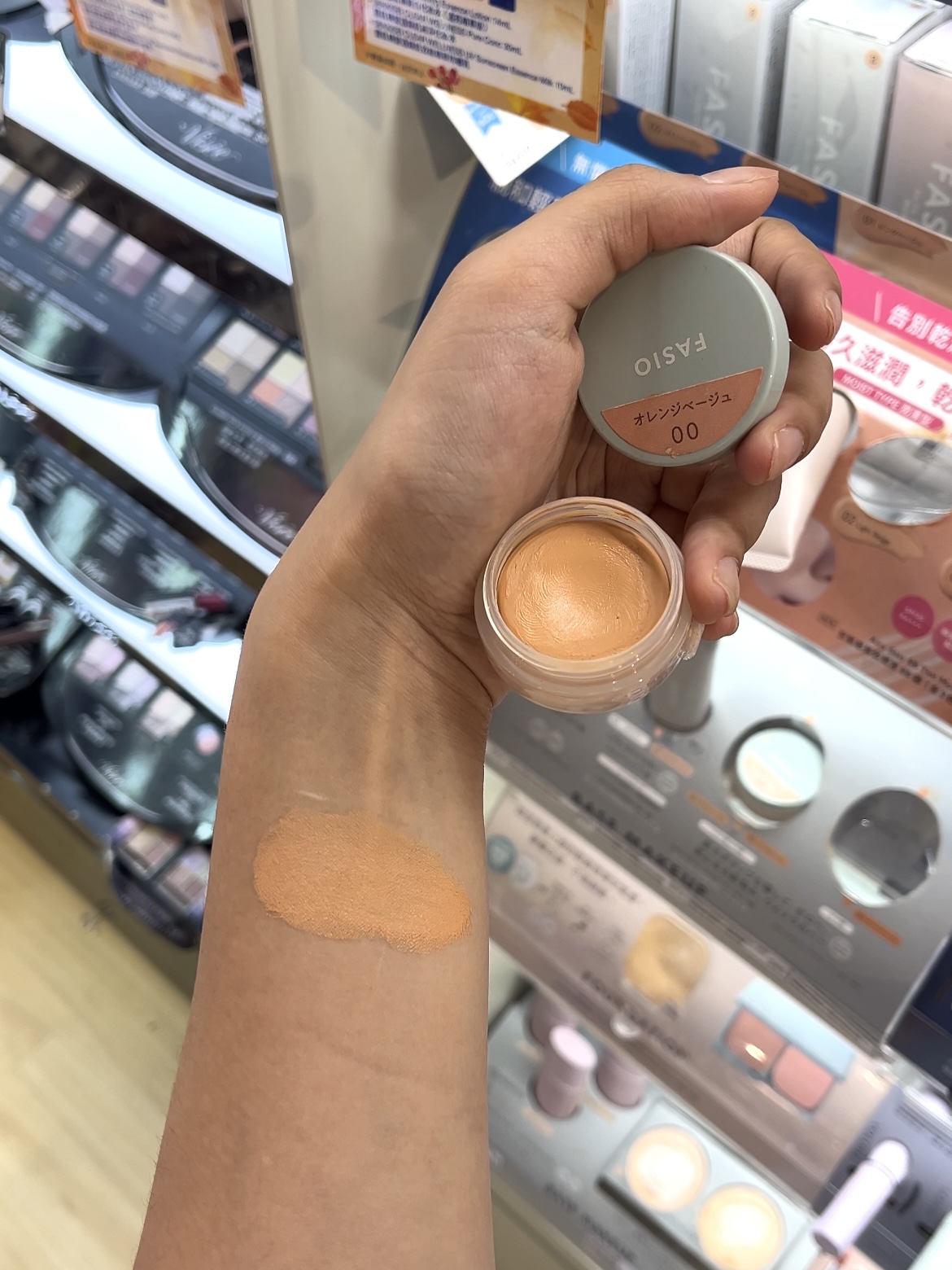 質地輕薄順滑易推開。