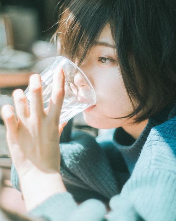 每天要喝至少8杯水,能幫助排除體內廢物、促進新陳代謝。