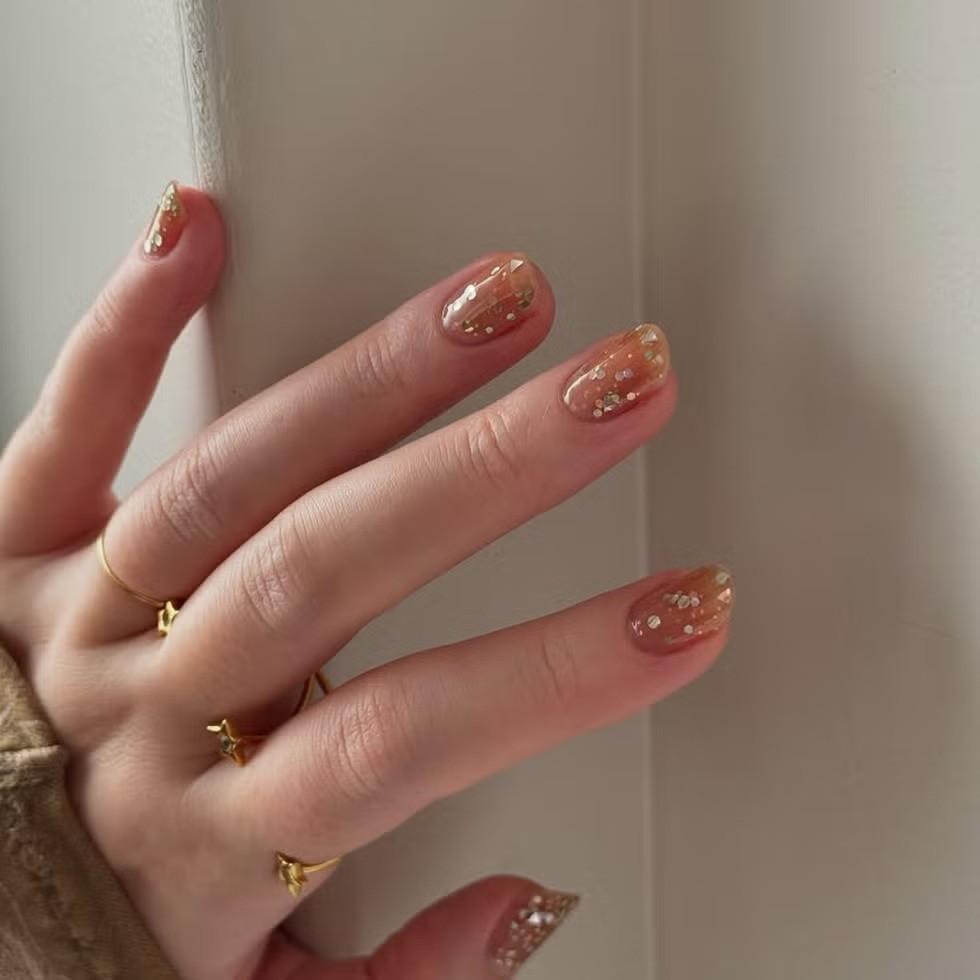 透亮暖棕美甲。