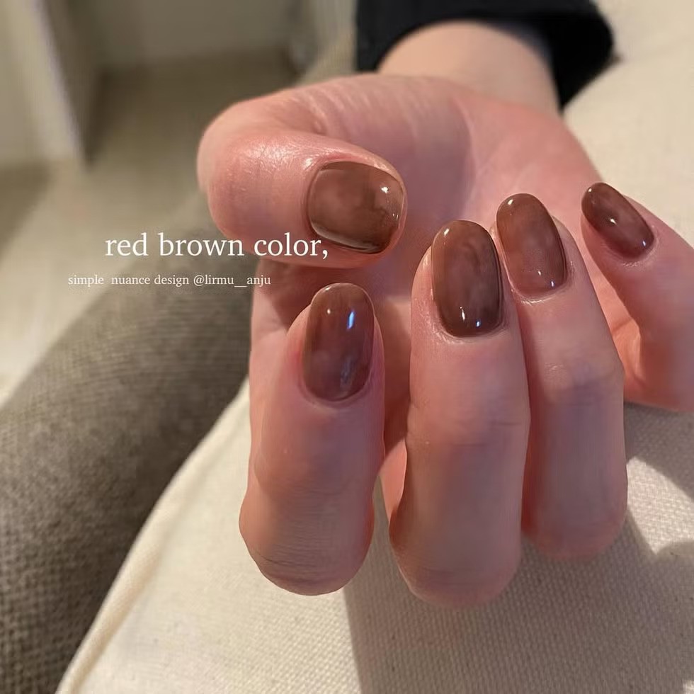 暈染摩卡美甲。