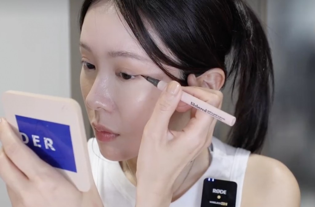 從眼尾向上拉出微微上揚的眼線。