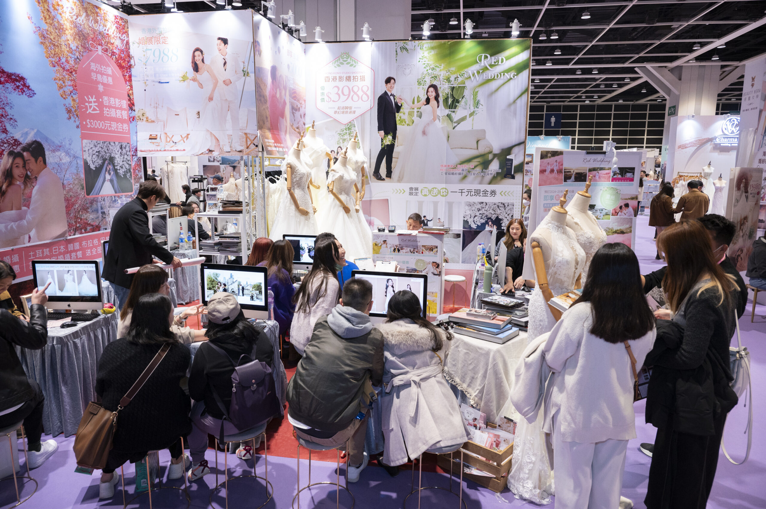 婚紗與男士禮服展區提供最新婚紗設計試穿體驗。