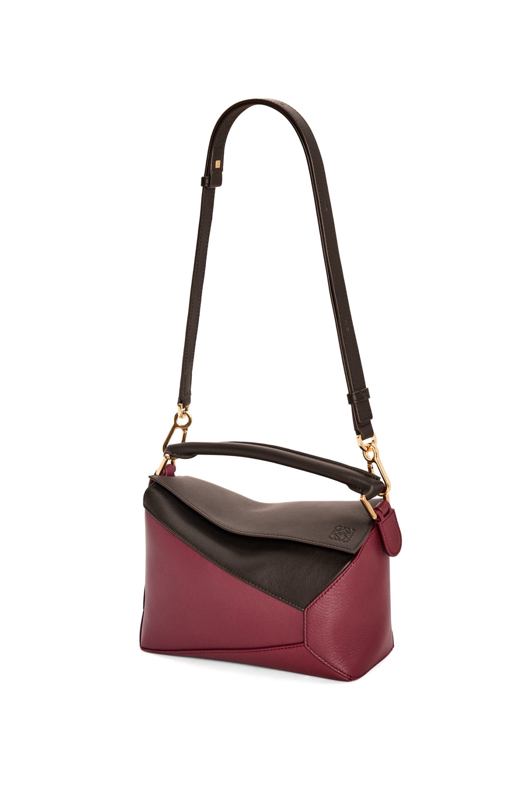 配有肩帶可自行拆卸調整。