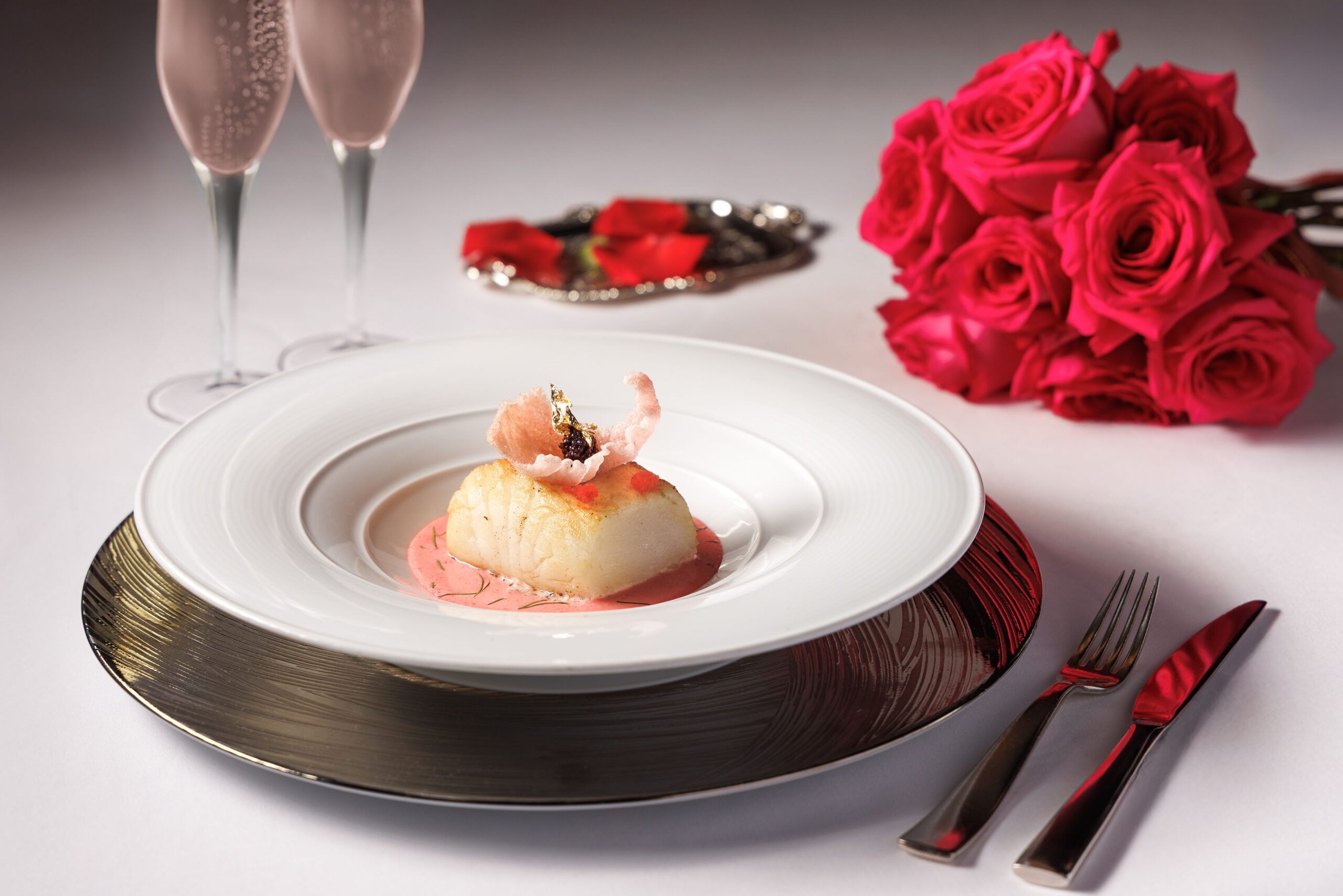 焗智利鱸魚、忌廉明太子汁、刁草、特級魚子醬。